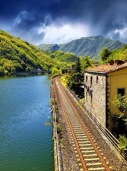INNE KRAJE- 1 - Tory kolejowe w Toskanii, Włochy.jpg