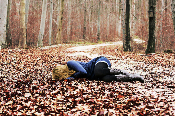  SMUTEK - ŻAŁOBA - fall-girl-leaves.jpg