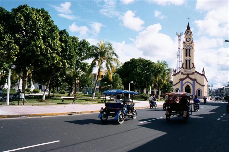 GALERIA-ZDJECIA-PERU - plaza_iquitos_peru_feb_2002_3.jpg