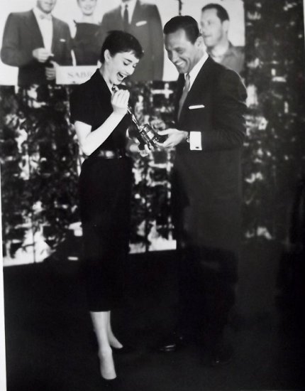 Gwiazdy filmu, TV, muzyki i sportu, skany - Audrey Hepburn with her Oscar for Roman Holiday and William Holden, 1954.JPG
