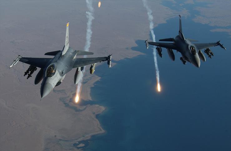F 16 - pustynna burza_f-16 w walce.jpg