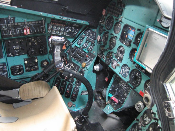 Mi-24 - Helicopter_Cockpit_Mil_Mi-24D_Hind Stanowisko pilota.jpg