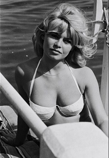 Brigitte Bardot - 2-2-132829_L.jpg