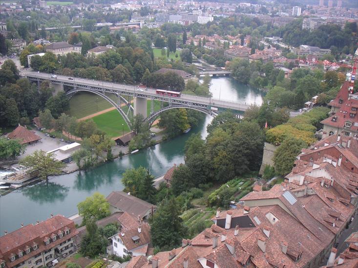 ZULUS555 - Aare_river_in_Bern.jpg