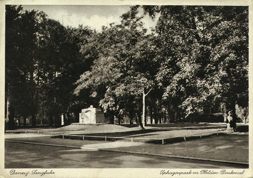 wrzeszcz langfuhr - Pomnik wojenny w parku Uphagena Langfuhr - Uphagenpark mit Helden-Denkmal.jpg