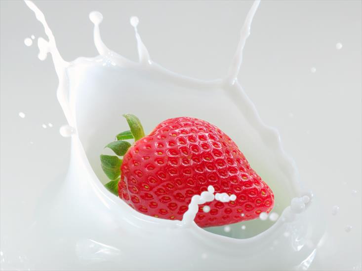 Tapety HD - Food_Fruits_and_Berryes_Strawberry_in_milk_015967_.jpg