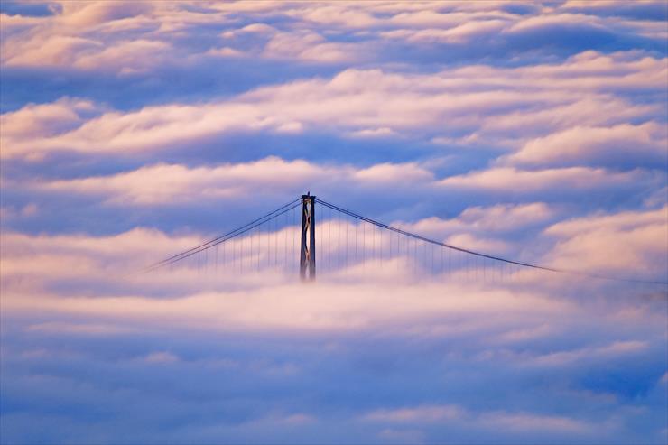 Tapety na pulpit-przepiękne - Lions Gate Bridge Enveloped in Fog, Vancouver, British Columbia, Canada.jpg