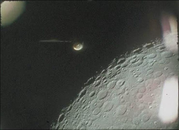 ufo - Zdjęcie z Apollo16,UFO na tle księżyca.jpg
