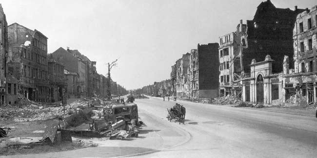 Wrocław 1945 - Ulica Powstańców Śl_02_Swobodna_zniszczenia.jpg