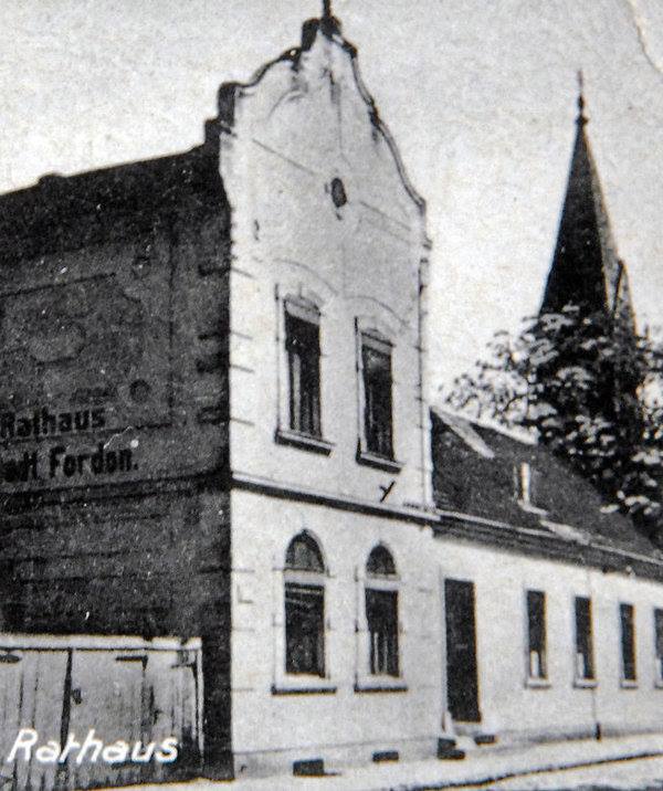 Bydgoszcz na starej fotografii - Ratusz przy obecneu ul. Sikorskiego, budynek nie istnieje.jpg