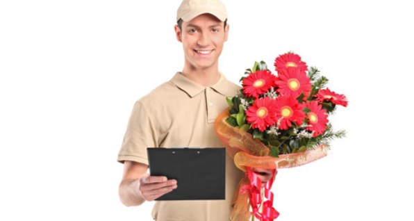 Mężczyzna z kwiatami - flower-delivery-2.jpg