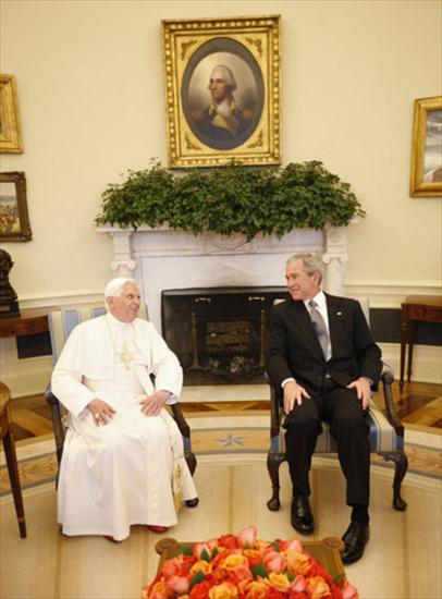 Benedykt  XVI - 443px-Benedictus_XVI_and_Bush_Oval_Office_20081.jpg