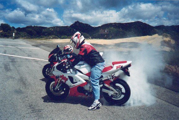 Galeria - YAMAHA_R1BURNOUT.JPG