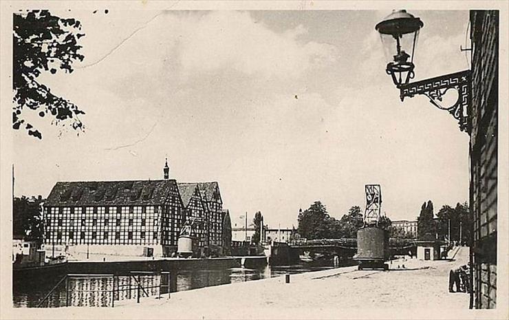 Bydgoszcz na starej fotografii - Stary Port. Spichrze lata pięćdziesiąte.jpg
