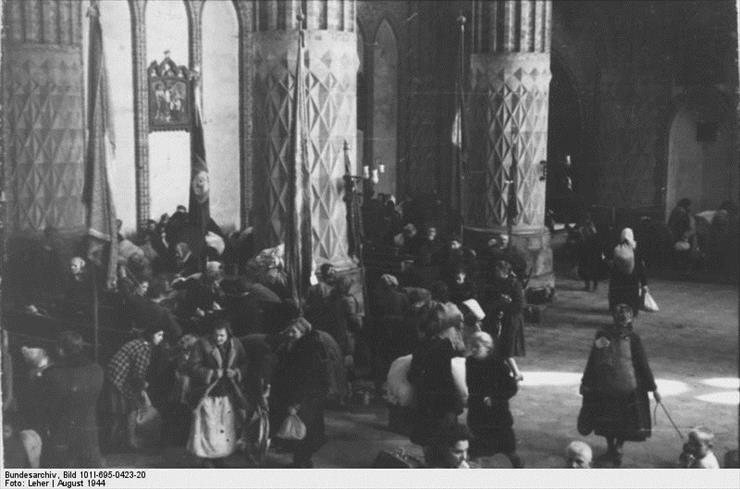 Zdjęcia  StaRE  POLECAM - Bundesarchiv_Bild_101I-695-0423-20,_Warschauer_Aufstand,_Zivilisten_in_Kirche.jpg