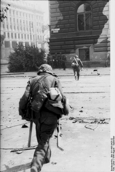 Zdjęcia  StaRE  POLECAM - Bundesarchiv_Bild_101I-695-0425-22,_Warschauer_Aufstand,_Infanterie.jpg