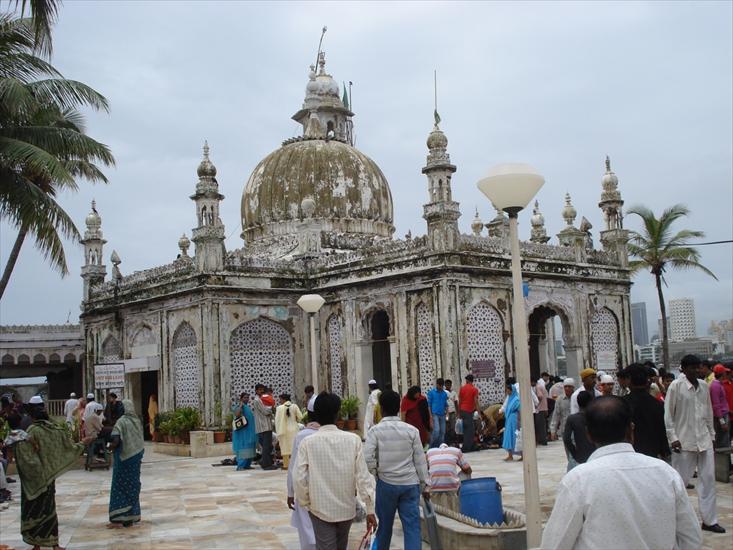 Architektura - Haji Ali Mosque in Mumbai - India.jpg