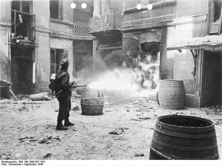 Zdjęcia  StaRE  POLECAM - Bundesarchiv_Bild_146-1996-057-10A,_Warschauer_Aufstand,_Soldat_mit_Flammenwerfer.jpg